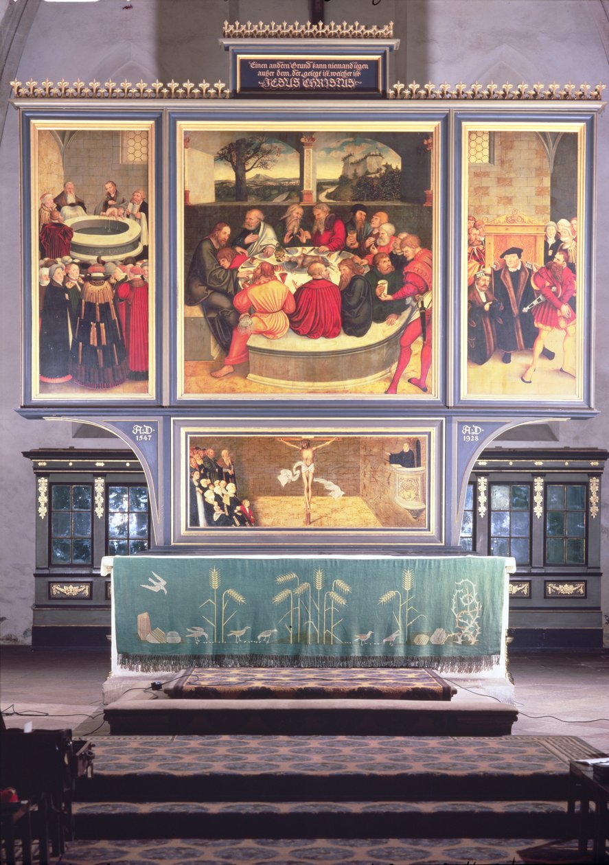 Üç parçalı sunak: sol panel, Martin Luther (1483-1546) tarafından desteklenen bir vaftiz gerçekleştiren Philipp Melanchthon (1497-1560); orta panel, Havariler arasında Luther ile Son Akşam Yemeği; by Lucas Cranach the Elder