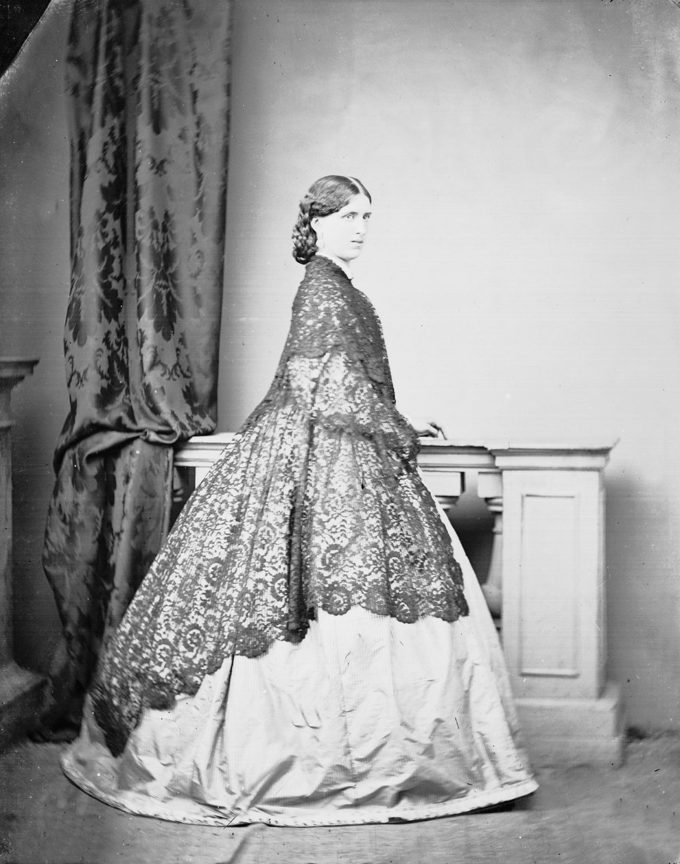 Stüdyo fotoğrafında poz veren asil Romalı by Ludovico Tuminello