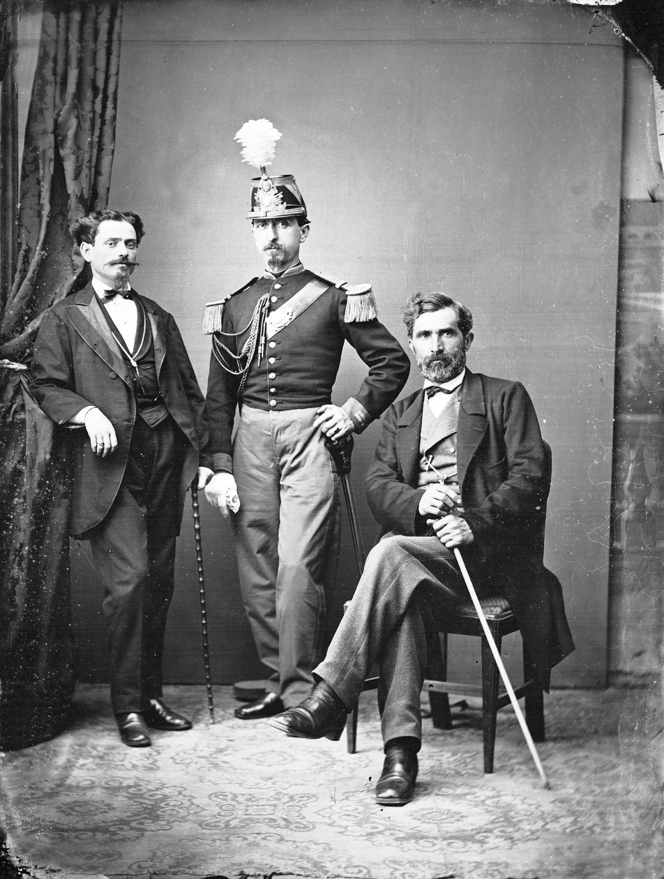 Bir stüdyo fotoğrafında poz veren Romalı soyluların portresi by Ludovico Tuminello