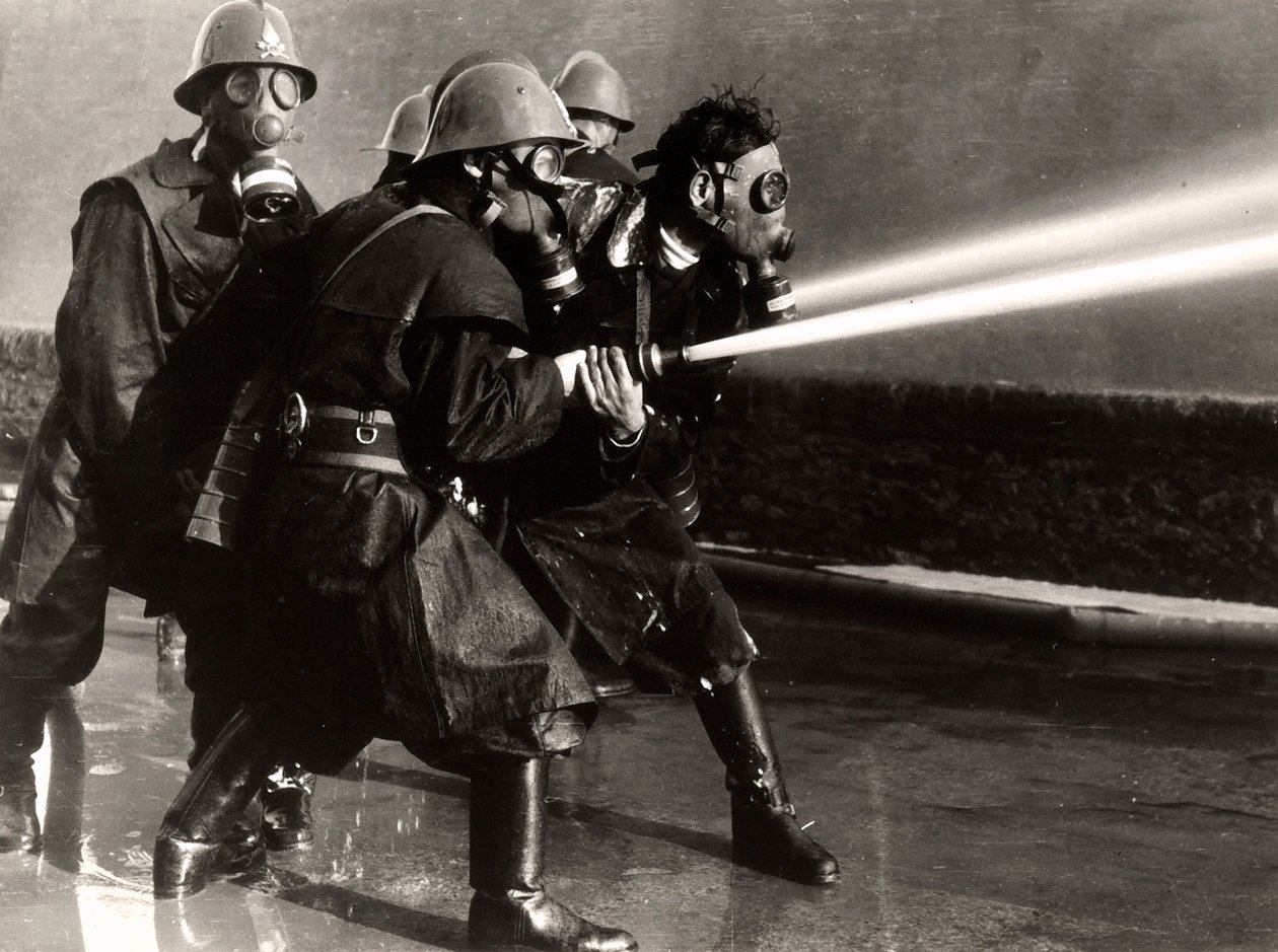 Bazı itfaiyeciler gaz maskeleri ve yangın fişleri ile iş başında, 1950-60 (jelatin gümüş baskı) by Luigi Betti