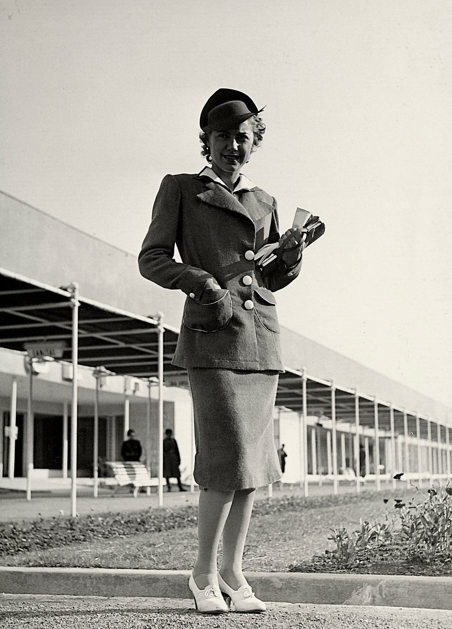 "Graldi" moda evi tarafından oluşturulan bir takım elbise modeli. Sert bir şapka topluluğu tamamlar. (s/b fotoğraf) by Luis Bogino