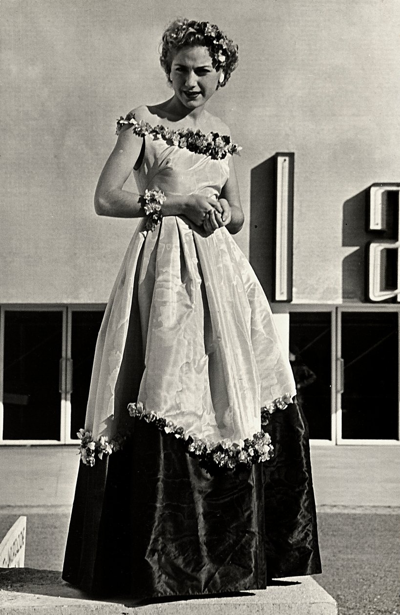 "Graldi" moda evi tarafından yaratılan balo elbisesi modeli. Ürün, çiçek aplikelerle süslenmiş düşük boyun çizgisi ve tam etek ile karakterizedir. (s/b fotoğraf) by Luis Bogino