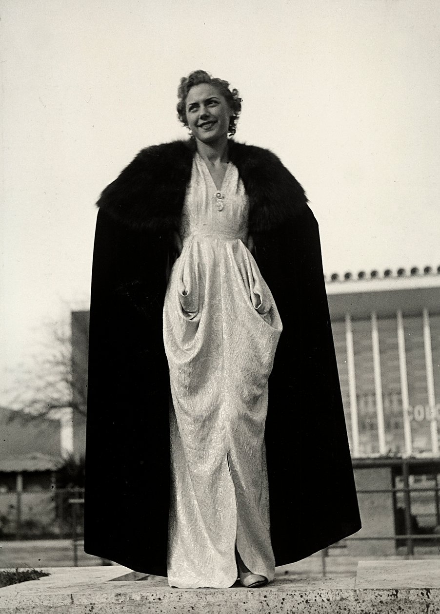 Abiye model, "Graldi" moda evinin bir kreasyonu. Ürün, kürklü bir pelerin ile tamamlanmaktadır. (s/b fotoğraf) by Luis Bogino