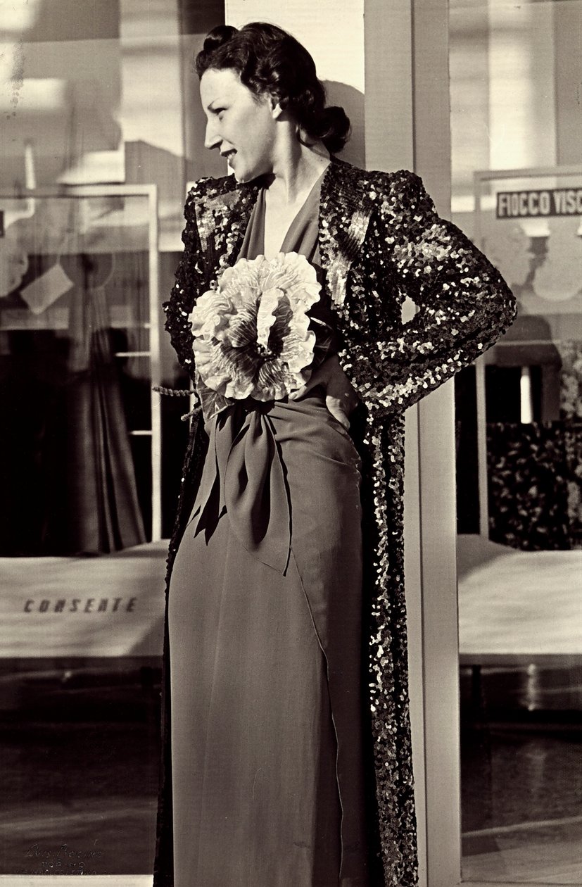 İtalyan moda evi "Dragoni" tarafından yaratılan gece elbisesi modeli. Ürün etkileyici bir çiçekle süslenmiş ve payetli bir pardösü ile tamamlanmıştır. (s/b fotoğraf) by Luis Bogino