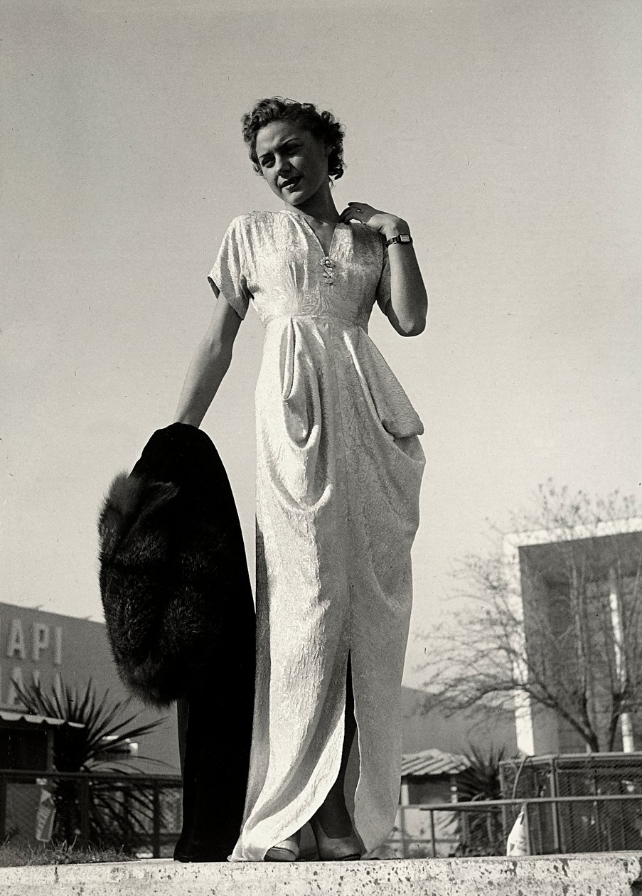 "Graldi" moda evi tarafından yaratılan gece elbisesi modeli. (s/b fotoğraf) by Luis Bogino