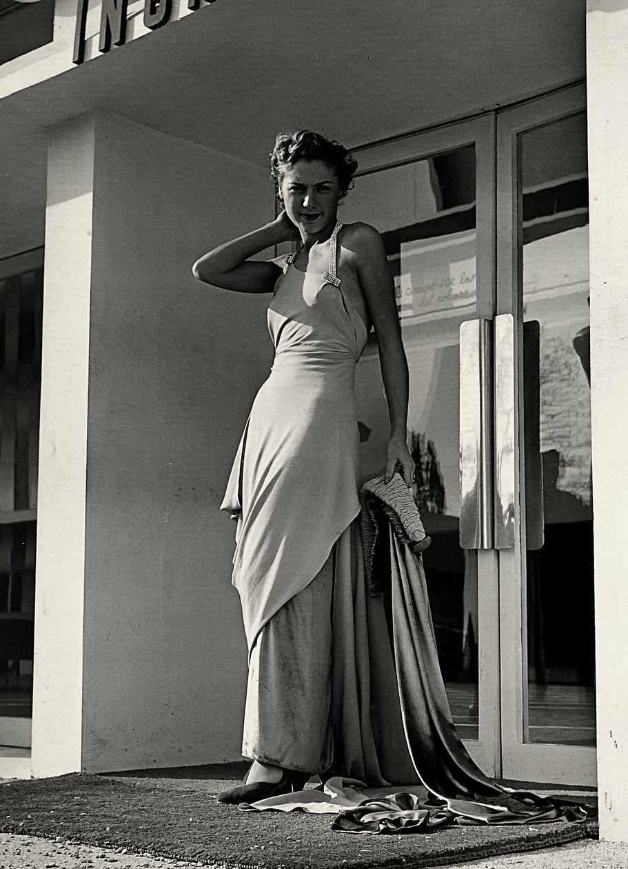 "Graldi" moda evi tarafından yaratılan gece elbisesi modeli. Ürün, yapay elmas omuz askıları ile süslenmiş dekolte bir yaka ve uzun bir kuyruk ile karakterizedir. (s/b fotoğraf) by Luis Bogino