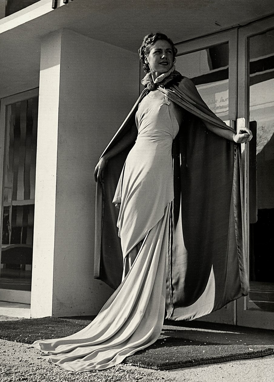 "Graldi" moda evi tarafından yaratılan gece elbisesi modeli. Ürün, hafif kumaştan bir manto ile tamamlanmaktadır. (s/b fotoğraf) by Luis Bogino