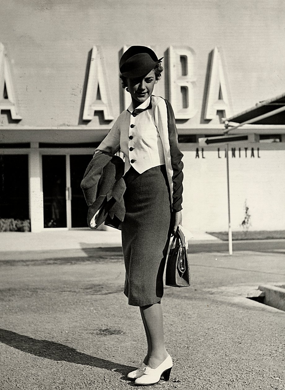 Moda evi "Graldi" tarafından oluşturulan model giyim topluluğu. Takım elbise iki tonlu bluzdan oluşmaktadır. Sert bir şapka topluluğu tamamlar. (s/b fotoğraf) by Luis Bogino