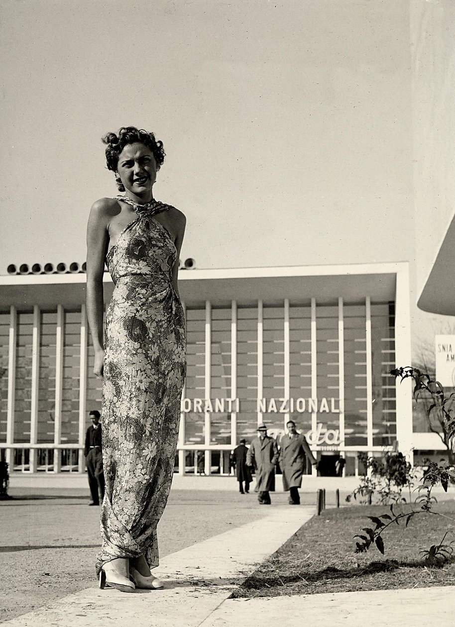 Model, moda evi "Graldi" tarafından yaratılan çiçek desenli uzun bir elbise giyiyor. (s/b fotoğraf) by Luis Bogino