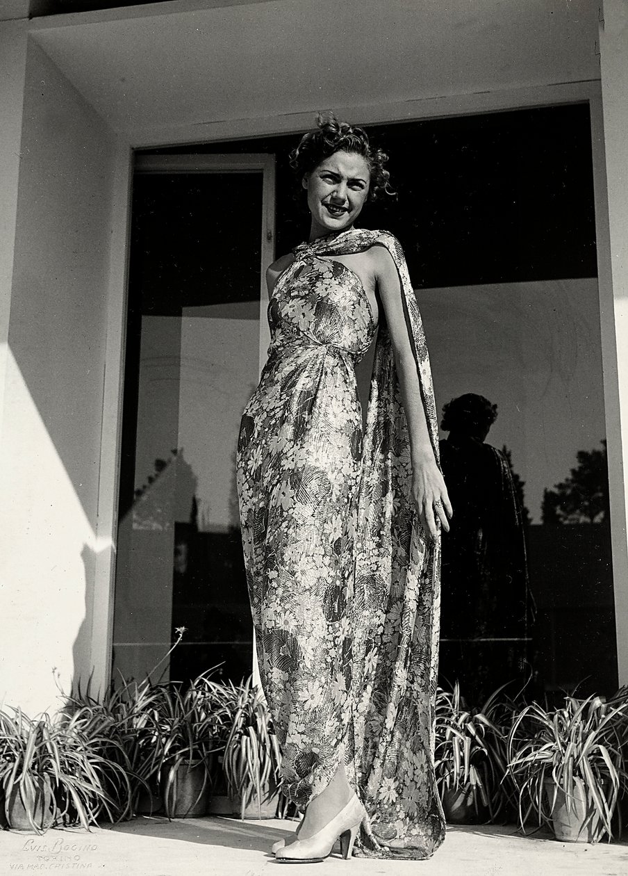 Model, moda evi "Graldi" tarafından yaratılan çiçek desenli uzun bir elbise giyiyor. Ürün aynı kumaştan bir manto ile tamamlanmaktadır. (s/b fotoğraf) by Luis Bogino