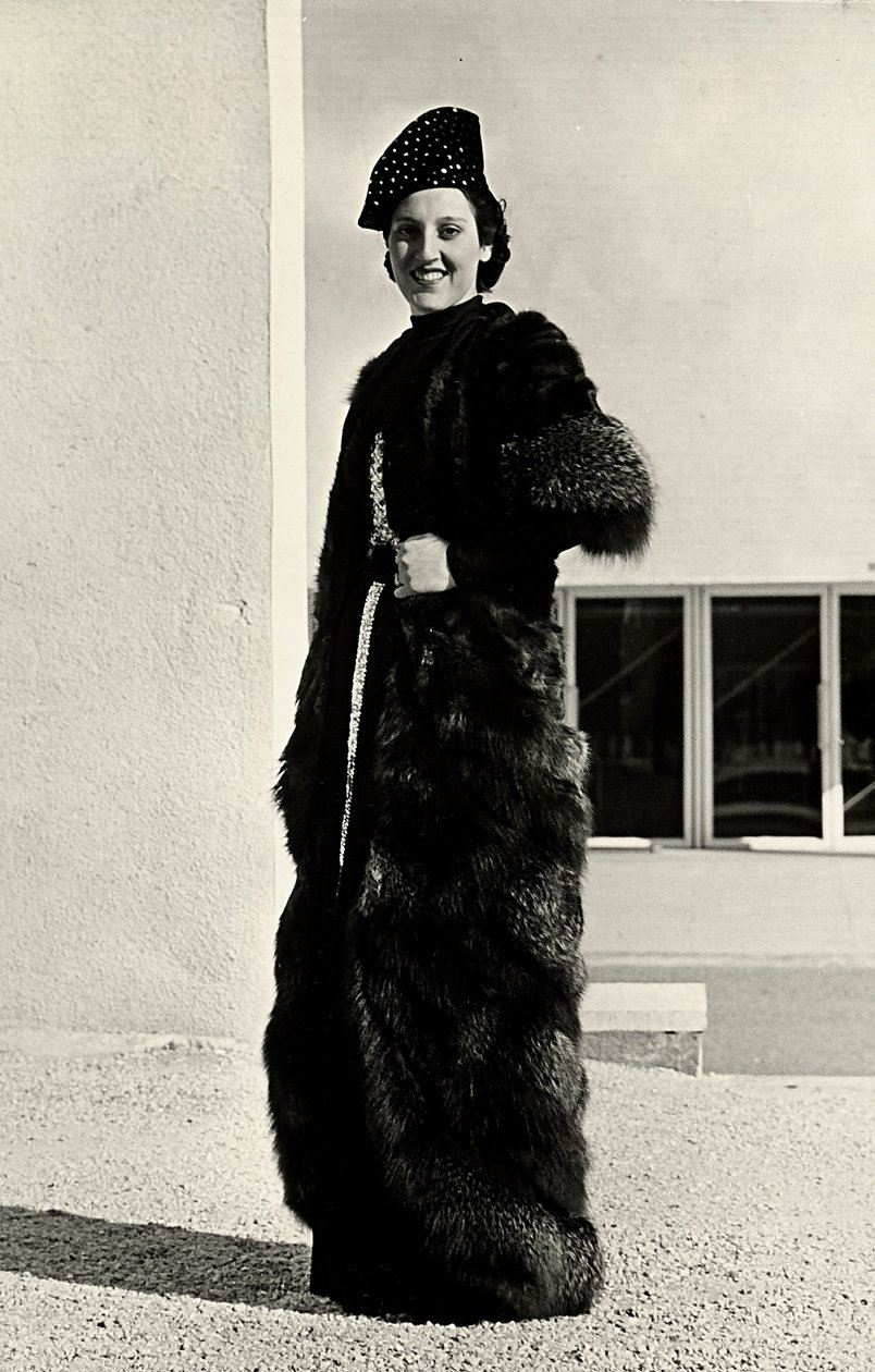 Model, İtalyan moda evi "Dragoni" tarafından yaratılan gümüş tilki bir palto giyiyor. Takım işlemeli bir şapka ile tamamlanmıştır. (s/b fotoğraf) by Luis Bogino