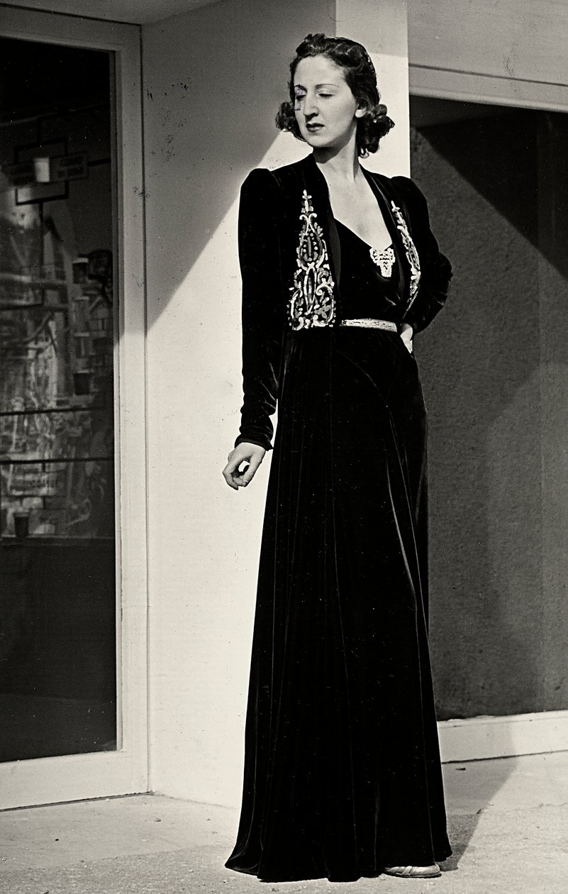 Model, İtalyan moda evi "Fercioni" tarafından yaratılan, işlemeli süslemeli koyu kadife uzun gece elbisesi giyiyor. (s/b fotoğraf) by Luis Bogino