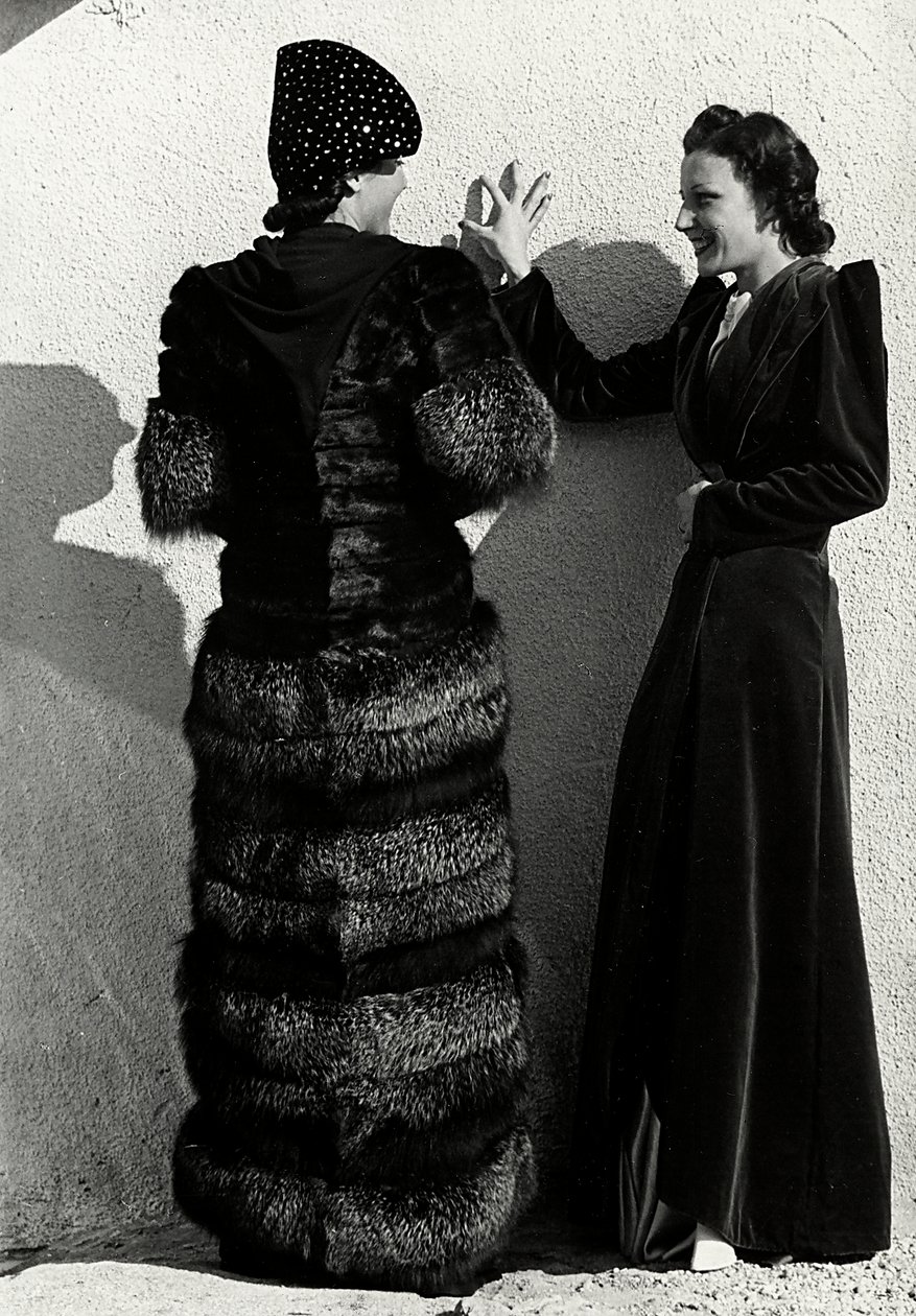 İki model, İtalyan moda evi "Dragoni"nin kreasyonlarını sunuyor. Arkadan görülen bir model gümüş bir tilki ceketi giyiyor. Diğer model ise uzun kadife bir palto giyiyor. (s/b fotoğraf) by Luis Bogino