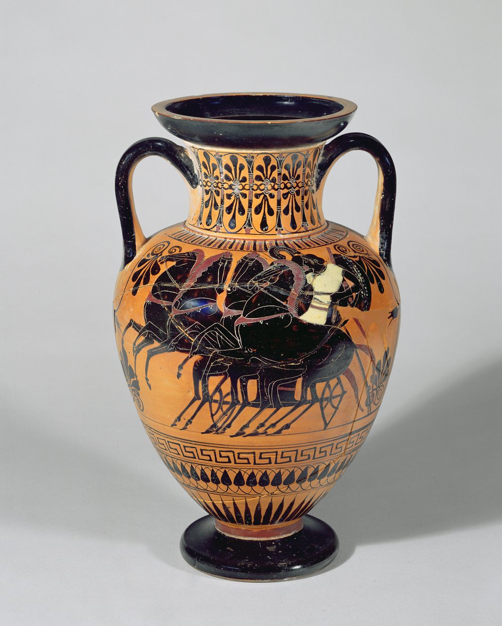 Tekerlekli bir arabayı tasvir eden tavan arası siyah figürlü Amfora, MÖ 520-500 (kil) by Lysippos