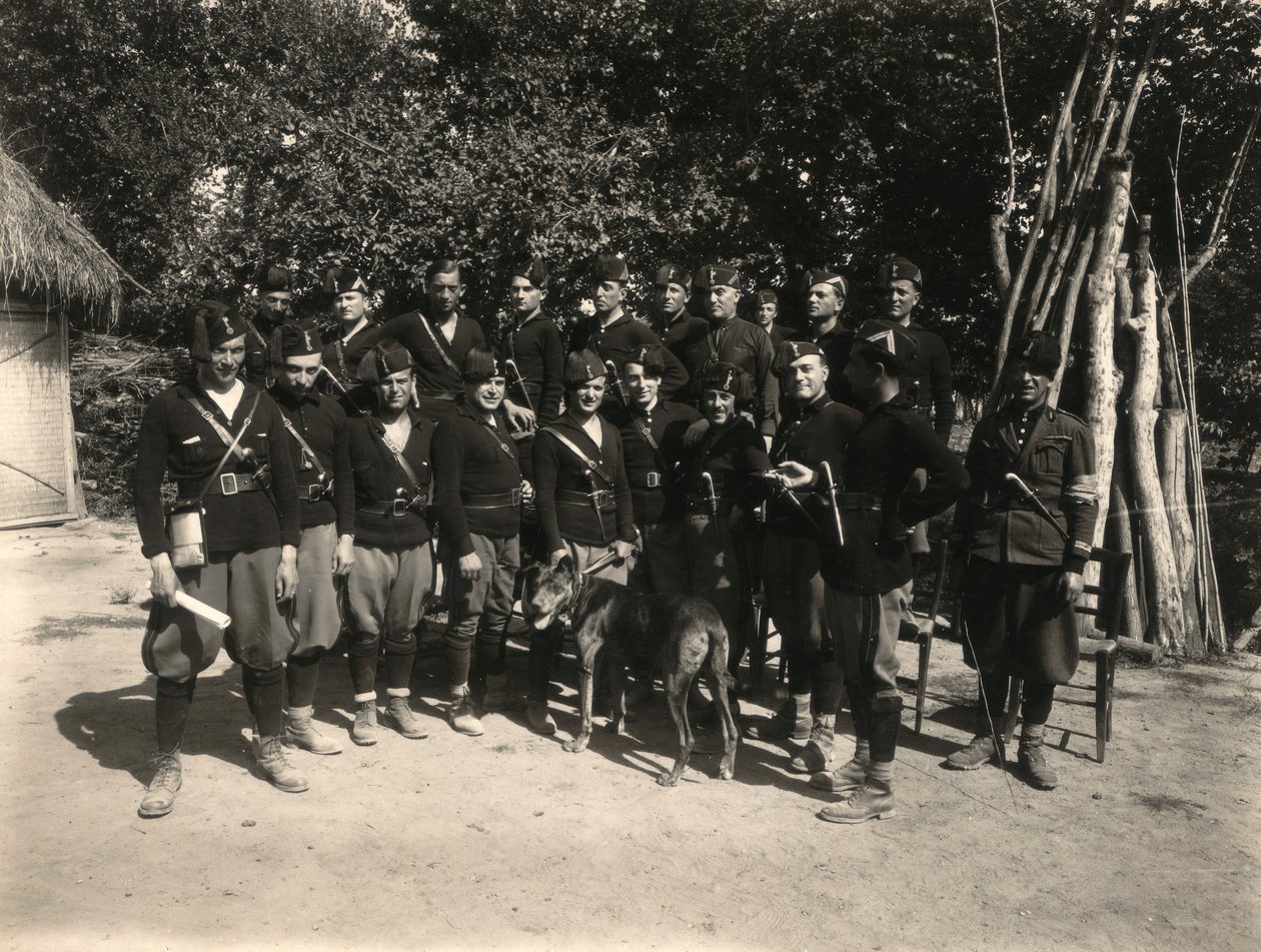 "MVSN- Blackshirts" albümü: 20 yıllık hançer modeliyle milis grubu (s/b fotoğraf) by M. Borchi