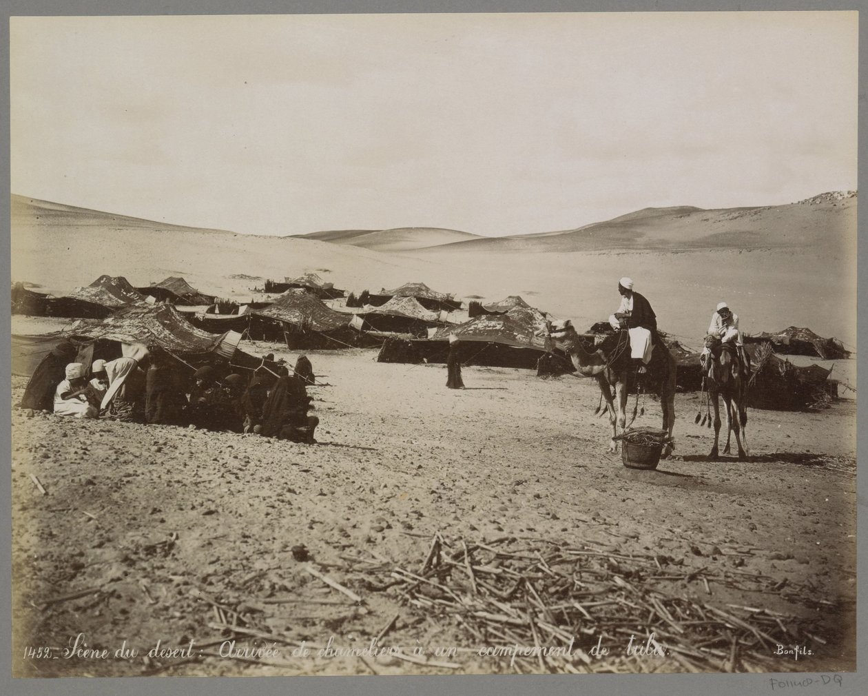 (Muhtemelen) Mısır çölünde çadır ve develerle kamp yapma Scene du çöl: Arrivée de chameliers à un campement de tribu. (nesne üzerindeki başlık) by Maison Bonfils