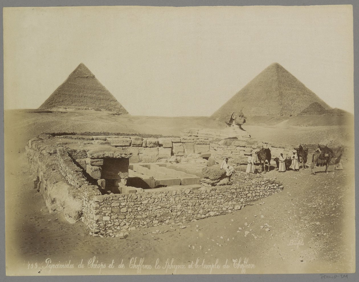 Piramides van Cheops en Chefren, de sfinx en de tempel van Chefren Cheops ve Cheffren Piramitleri Sphynx ve Cheffren tapınağı (nesne üzerindeki başlık) by Maison Bonfils