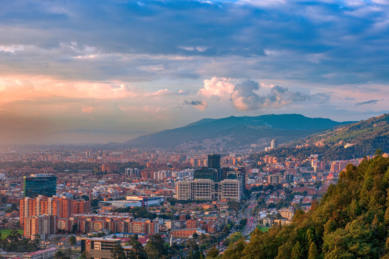 Bogota, Kolombiya - Andes Dağları'ndaki La Calera'dan Görüldüğü Gibi Başkentin Kuzey Kısmının Yüksek Açılı Panoramik Görünümü. by Mano Chandra Dhas