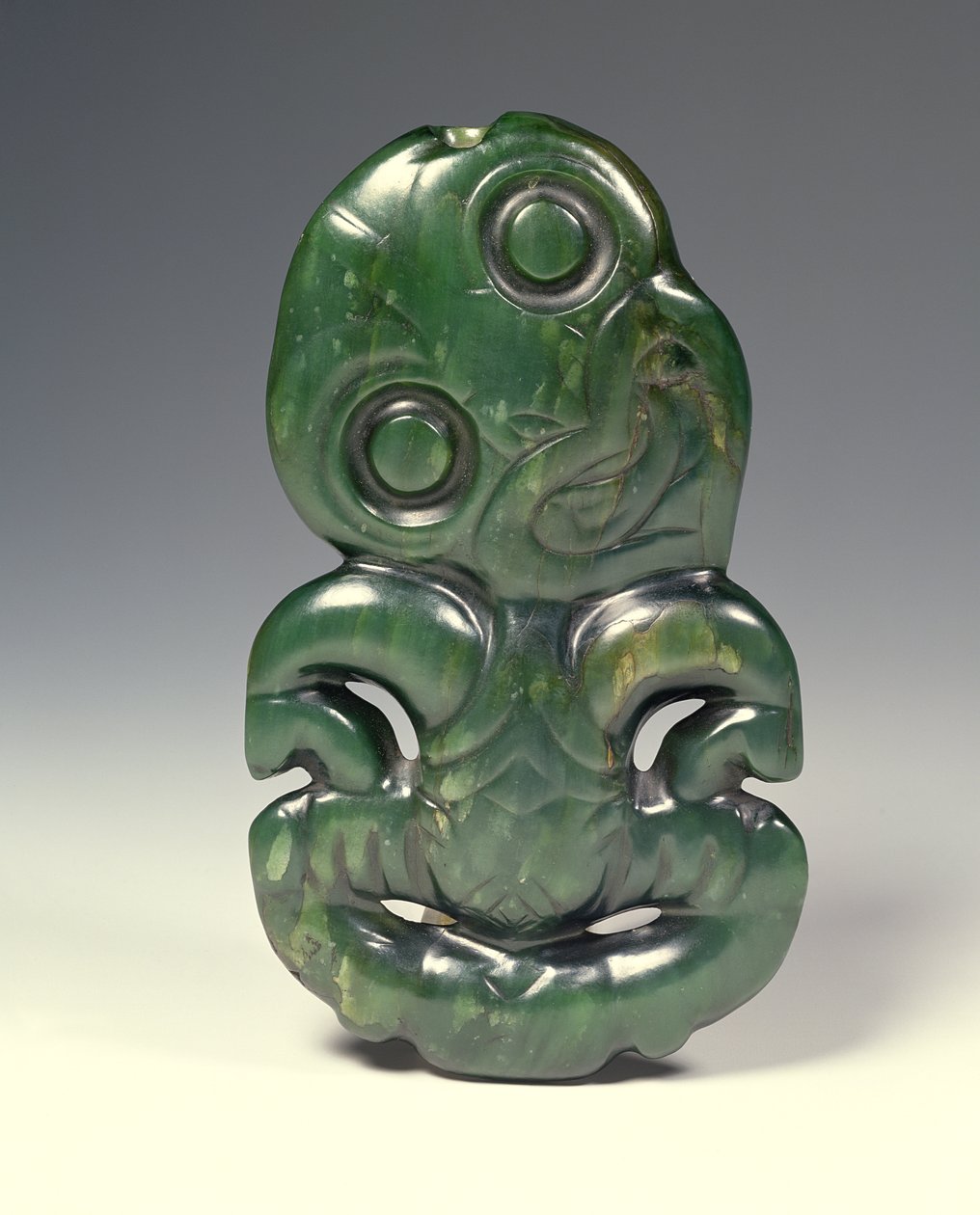 Tanrı Hei-Tiki şeklinde kolye, 18. yüzyılın sonlarında (nefrit) by Maori