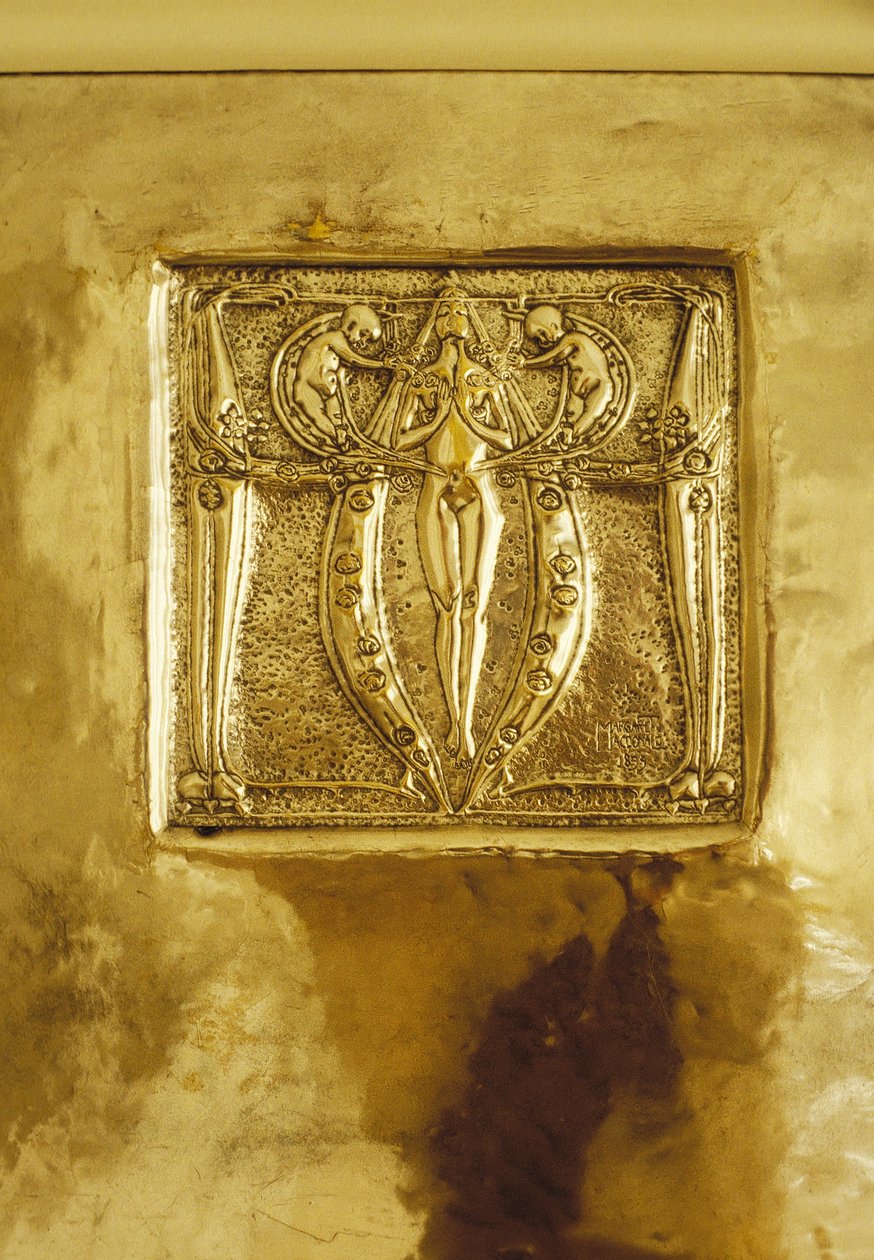 120 Mains Street, Glasgow, Repousse metal levhası için tasarlanmış mobilyalar, orijinal olarak şöminenin üzerinde, 1900 dolayları (metal) by Margaret Macdonald