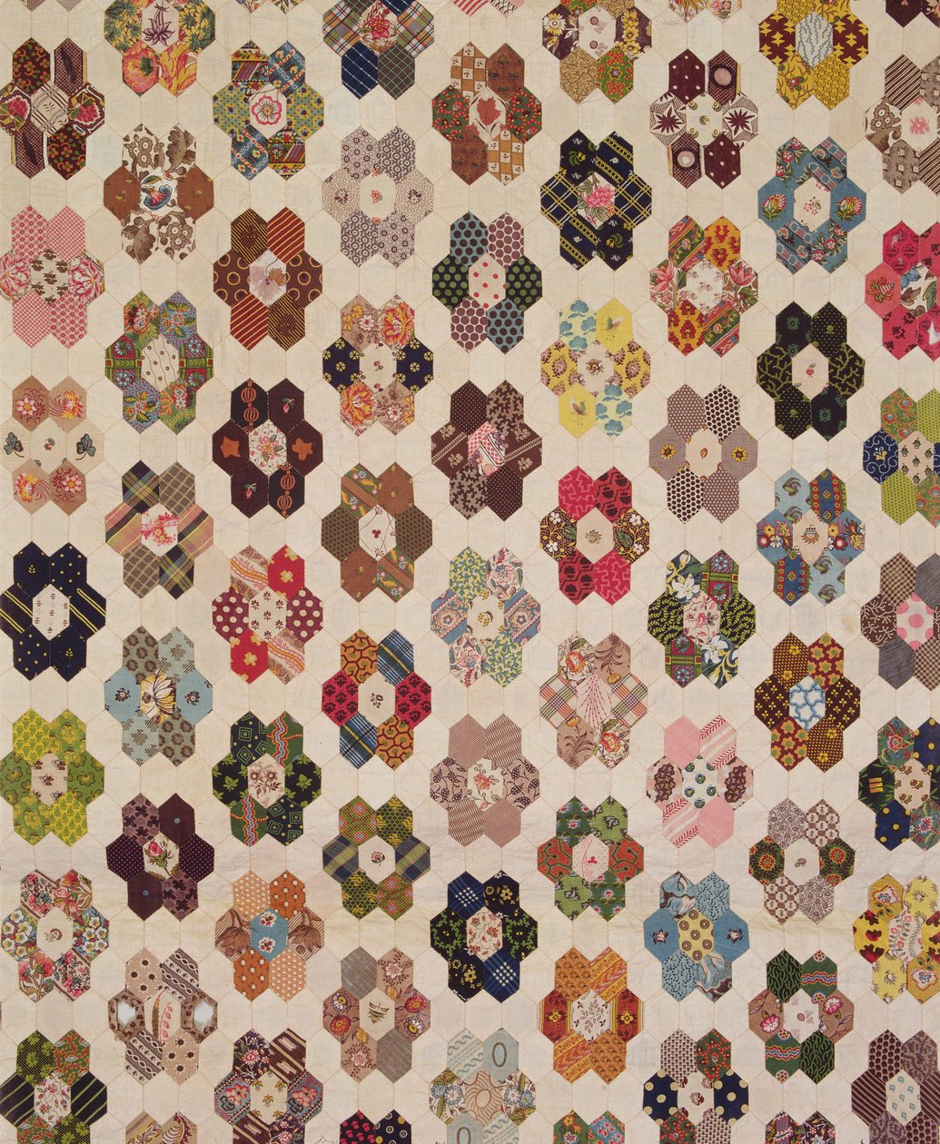 Bir patchwork yatak örtüsü detayı (tekstil) by Mary Butler