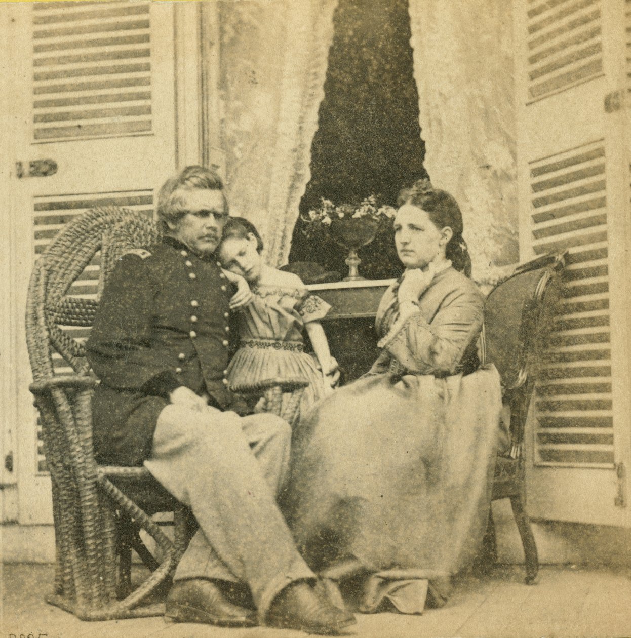 Tümgeneral Ord eşi ve çocuğuyla birlikte, eskiden Jefferson Davis tarafından işgal edilen malikanede, Richmond, Virginia, 1865 by Mathew B. Brady