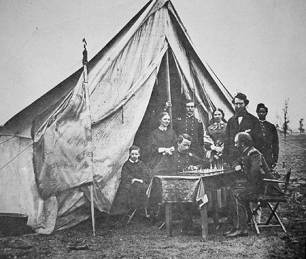 Albay James P. McMahon, ailesi ve arkadaşlarıyla birlikte 164. New York Piyade Alayı karargahında satranç oynuyor (s/b fotoğraf) by Mathew Brady