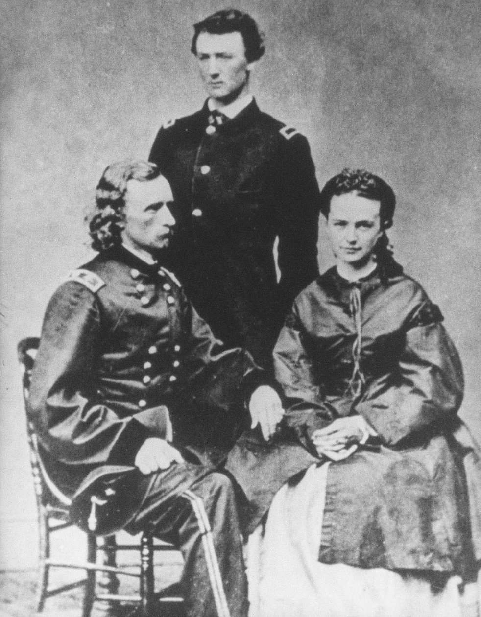 General George A. Custer (1839-76), karısı Elizabeth ve erkek kardeşi Tom ile (s/b fotoğraf) by Mathew Brady