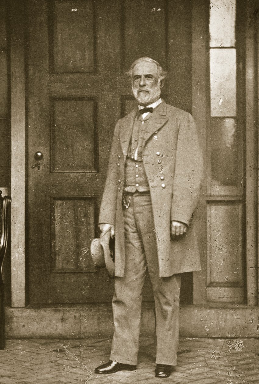 General Robert E. Lee, 1865 Nisan'ında Richmond'daki evinin önünde duruyor. by Mathew B. Brady