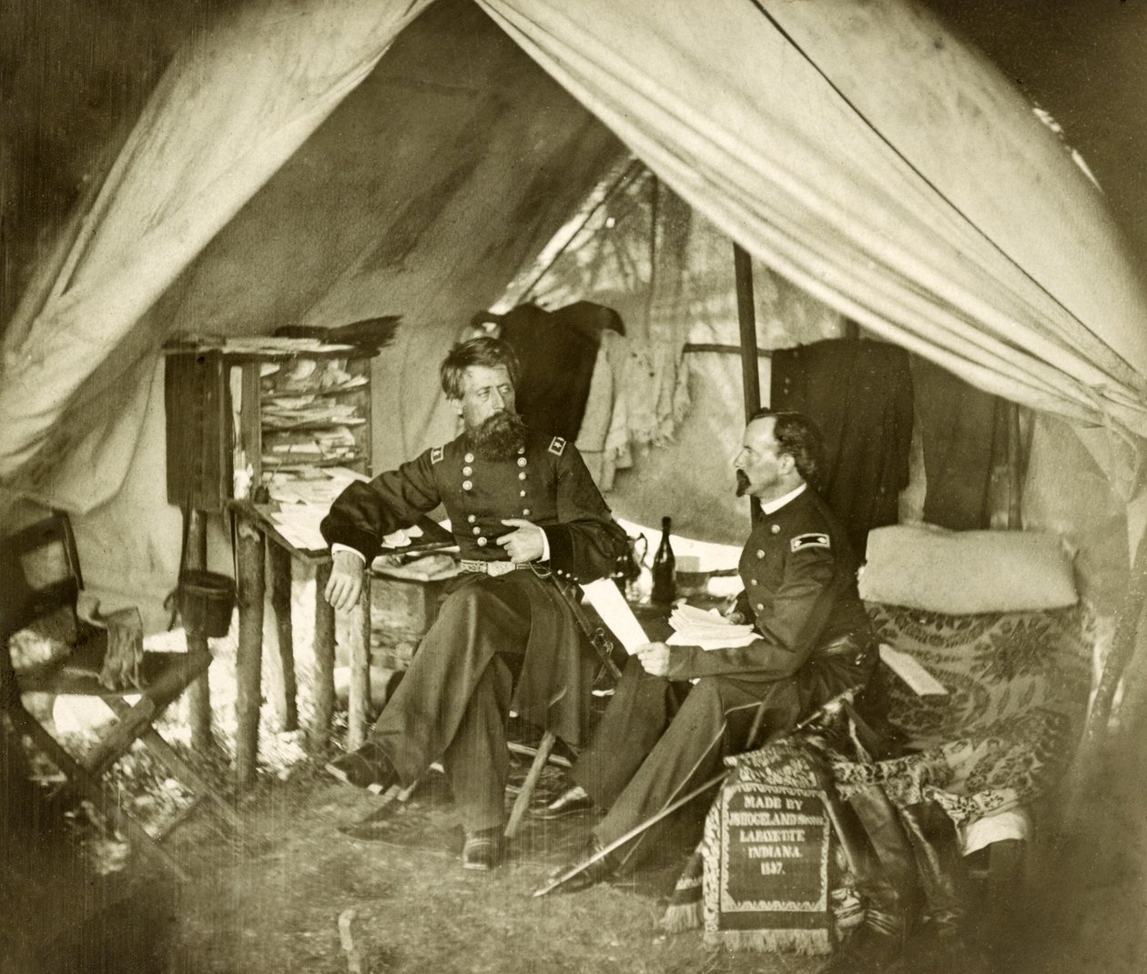 General Jefferson C. Davis & Çadırda Oturan memur, pub.1861 (fotoğraf) by Mathew and studio Brady