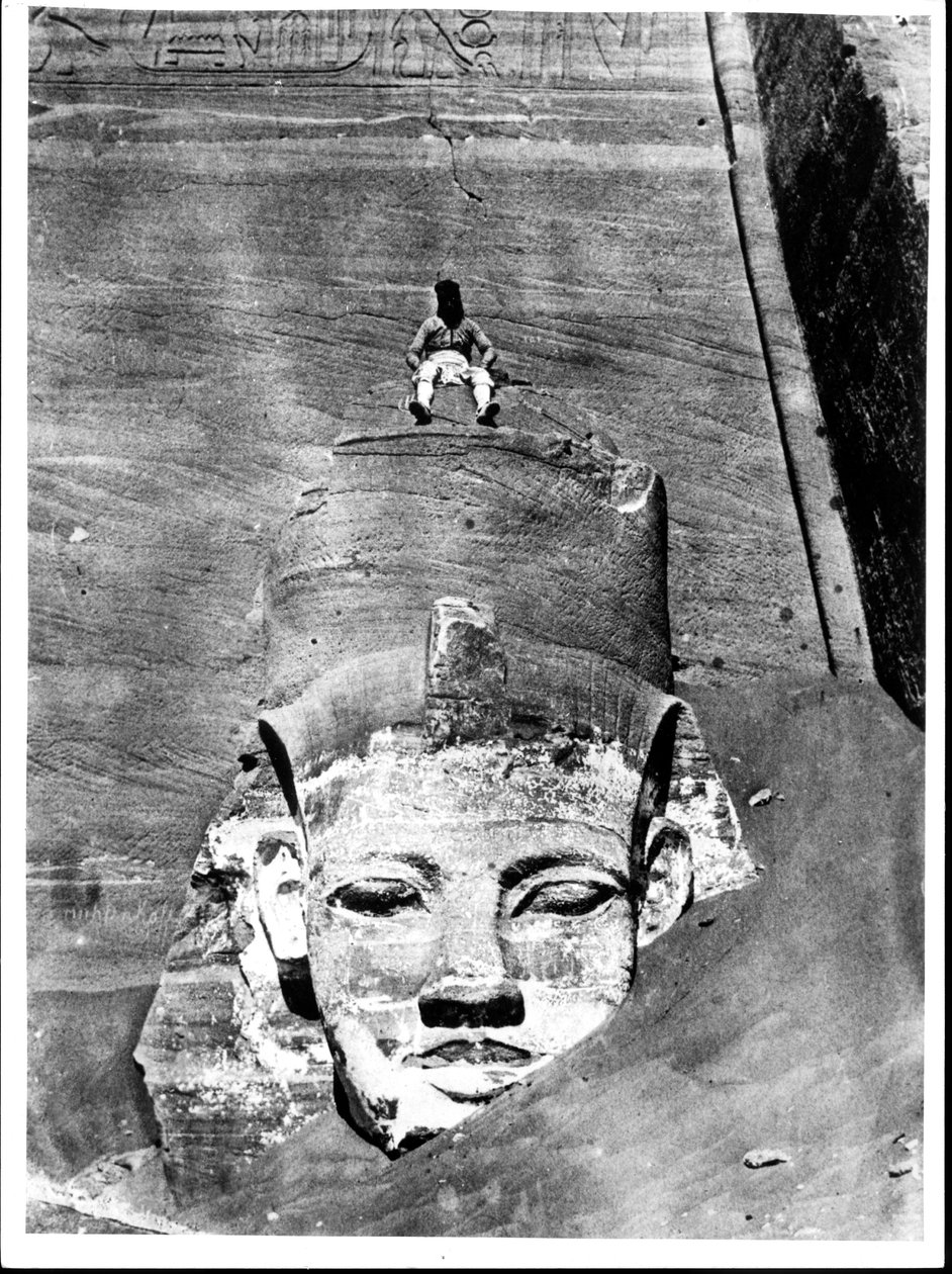 29 Mart 1850, Abu Simbel'deki Büyük Ramses II Tapınağı'ndan Devasa Bir Kral Figürü Üzerinde Oturan Mısırlı by Maxime Du Camp