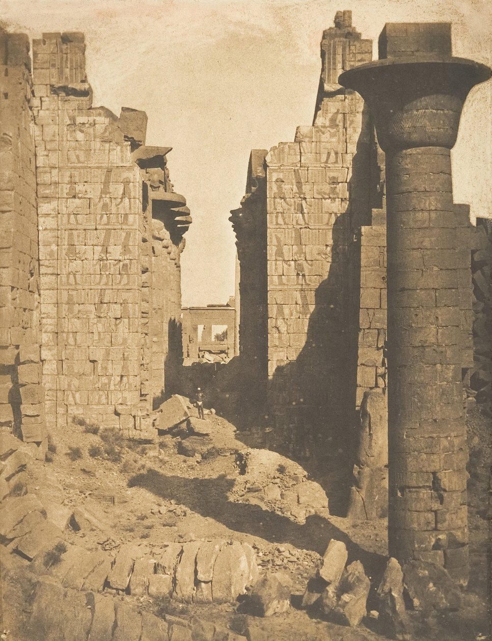 Bubastitler Mahkemesi ve Karnac Sarayı Hipostil Salonuna Giriş, Thebes, 1849-50. by Maxime Du Camp