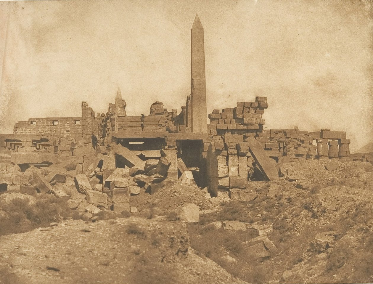 Karnak Sarayı Harabeleri - Kutsal Alanın sonundan alınan görünüm, 1849-50. by Maxime Du Camp