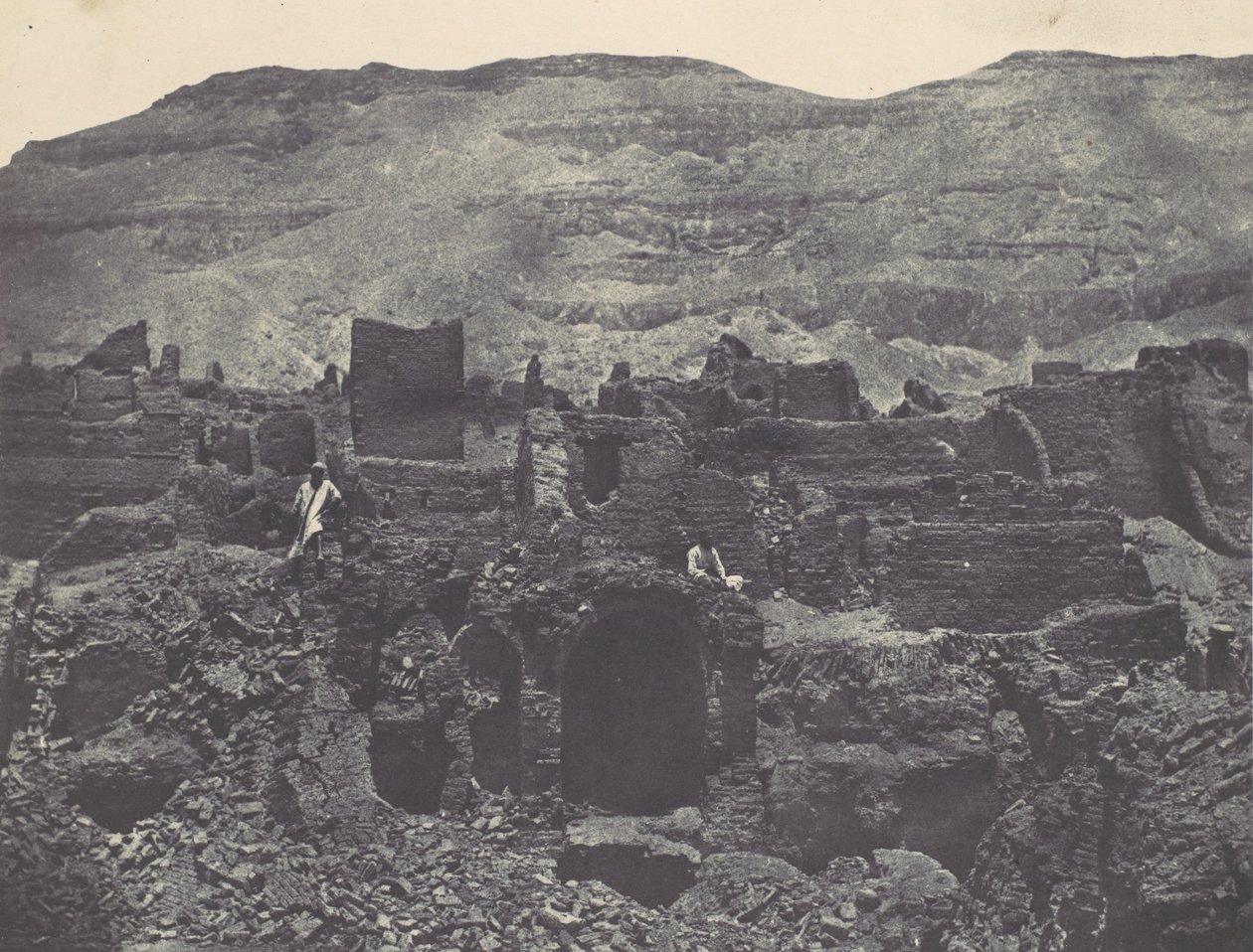 Teb. Medinet-Habou. Papa kasabasının kalıntıları, 1850. by Maxime Du Camp