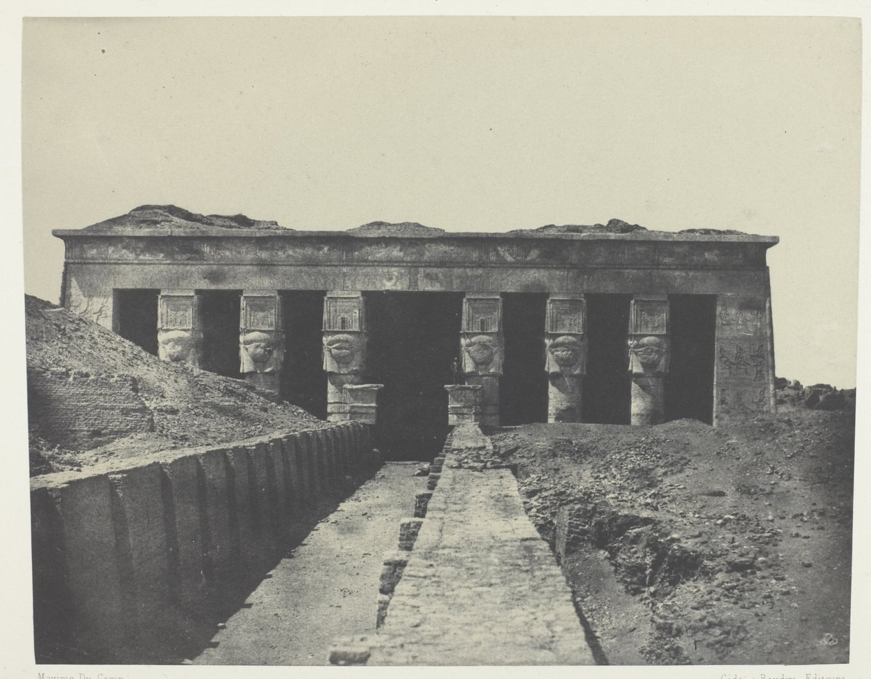 Genel Görünüm, Büyük Dendera Tapınağı (Teutyres), Yukarı Mısır by Maxime Du Camp