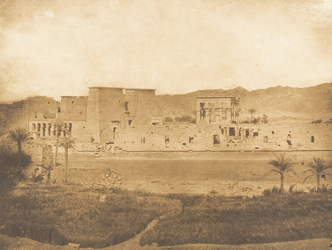 Batı Begueh adasından alınan Philae adasının genel görünümü, 1849-50. by Maxime Du Camp