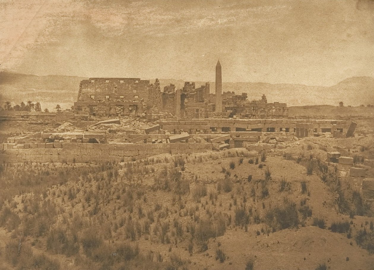 Doğu'dan alınan Karnac Sarayı Harabelerinin genel görünümü - Teb, 1849-50. by Maxime Du Camp