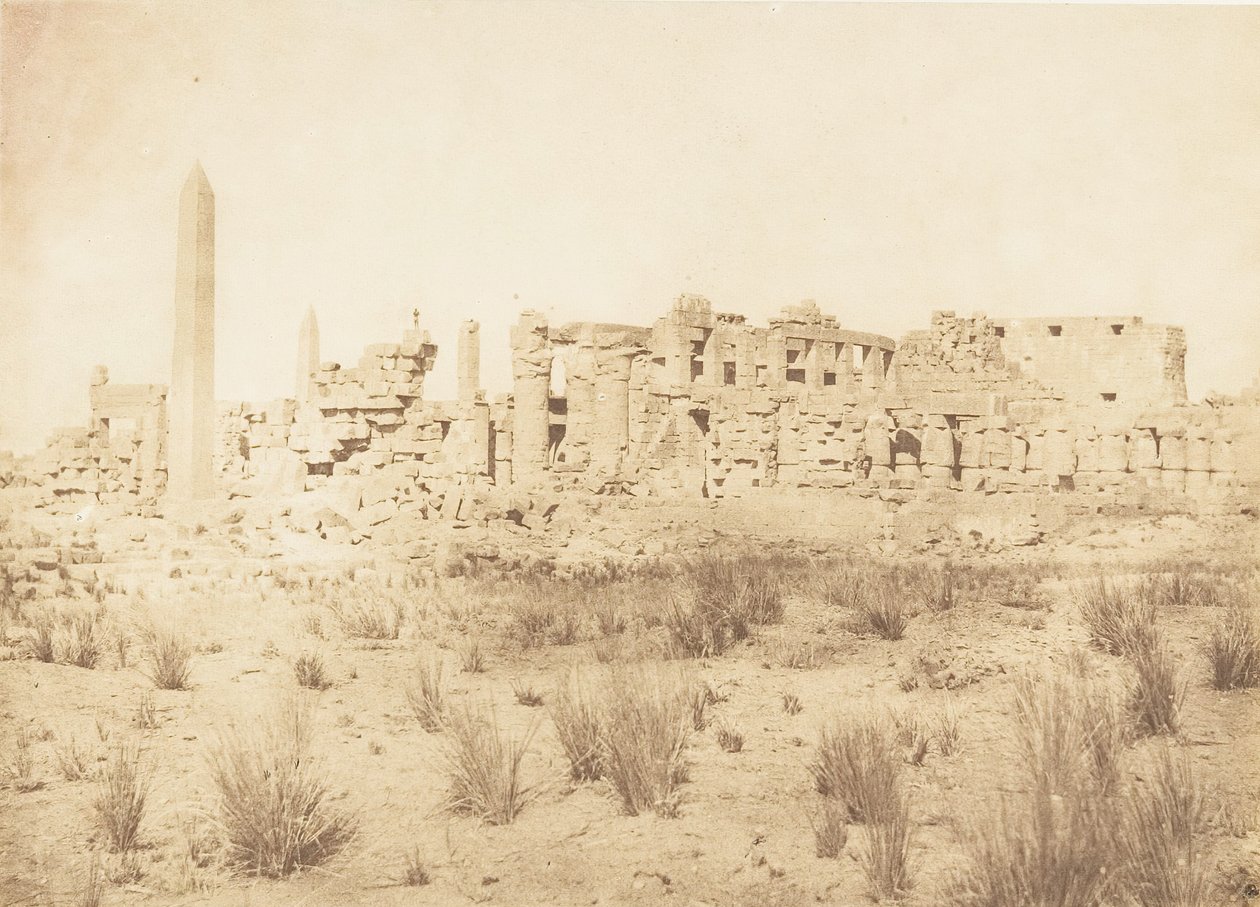 Kuzeyden alınan Karnac Sarayı kalıntılarının genel görünümü, 1849-50. by Maxime Du Camp