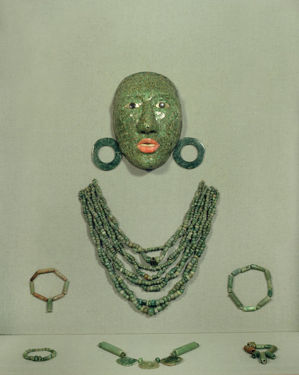 Yakalı ve küpeli Calakmul cenaze maskesi, Yucatan Yarımadası, Meksika Geç Klasik Dönem (MS 600-900) (Yeşim) by Mayan