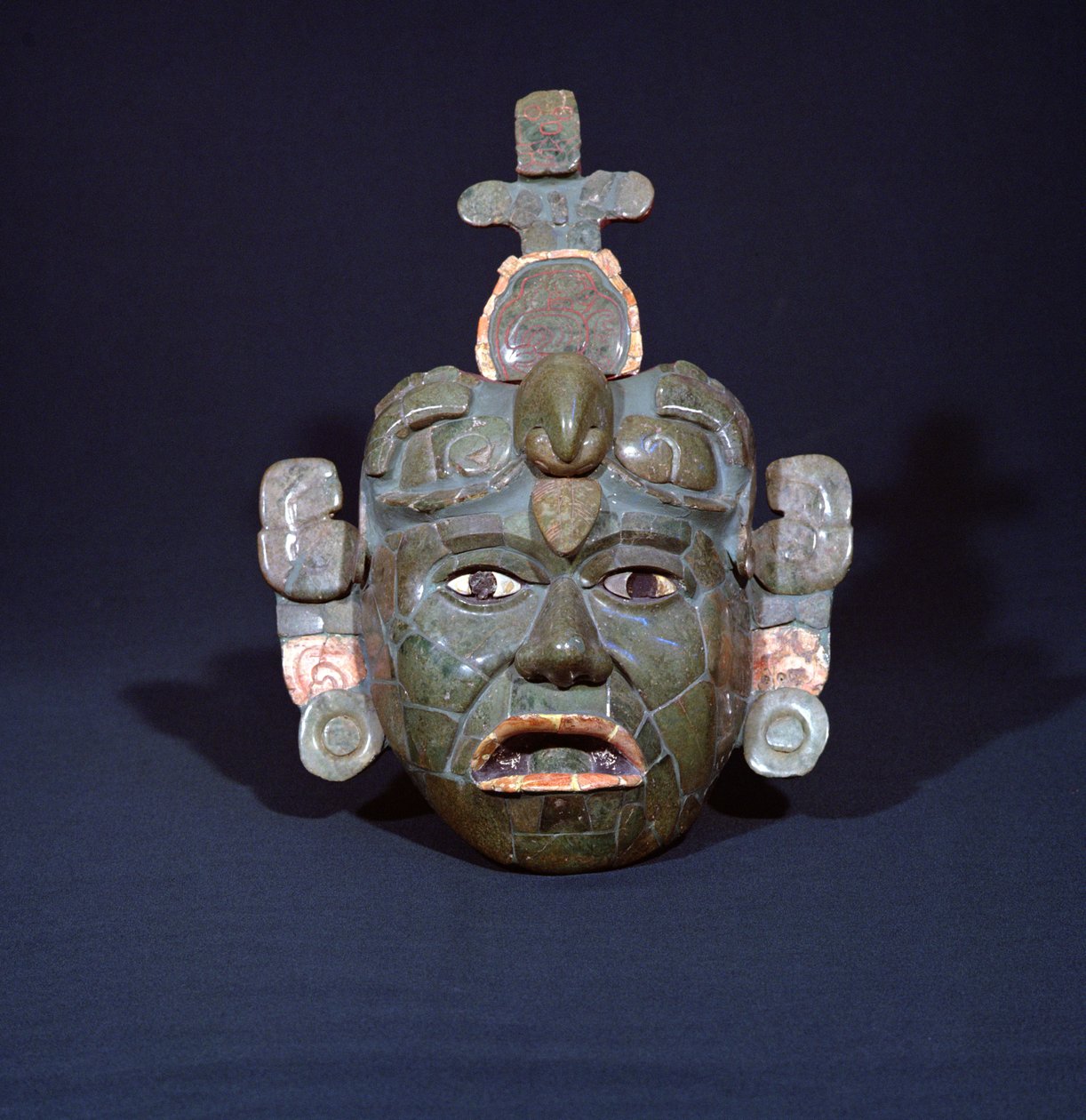 Tikal, Peten, Guatemala'dan mezar maskesi, Erken Klasik Dönem (MS 200-600) (yeşim, sedef ve piritin annesi) (ayrıca bkz. 238269) by Mayan