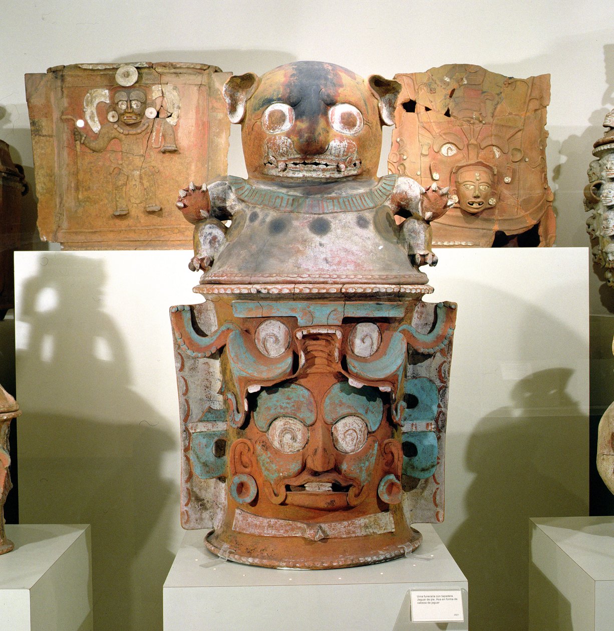 Kedi kapaklı Ixil mezar vazosu, Nebaj, Guatemala, Son Klasik Dönem (900-1200) (polikrom çanak çömlek) (ayrıca bkz. 310160) by Mayan