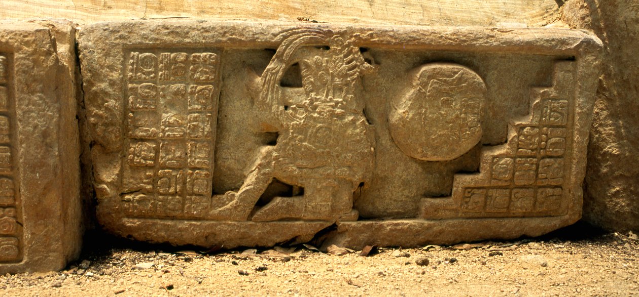 Bir top oyuncusunun alçak kabartması, top ve açıklama veren glifler, Geç Klasik Dönem (MS 700-900) by Mayan