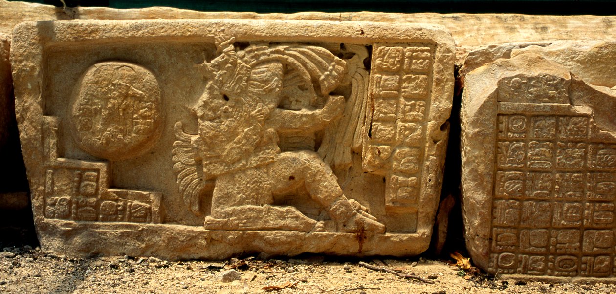 Bir top oyuncusunun alçak kabartması, top ve açıklama veren glifler, Geç Klasik Dönem (MS 700-900) by Mayan