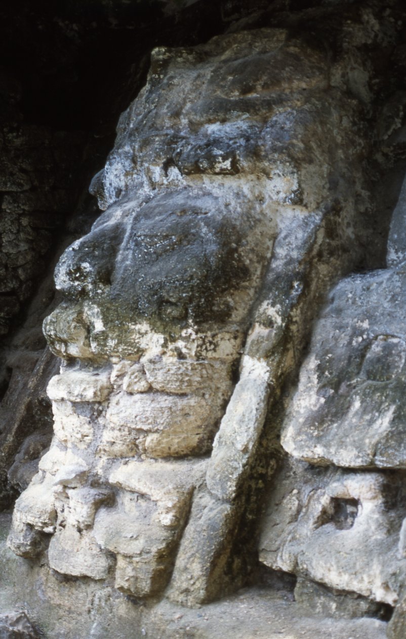 Bir piramit üzerinde maske, MÖ 200 by Mayan
