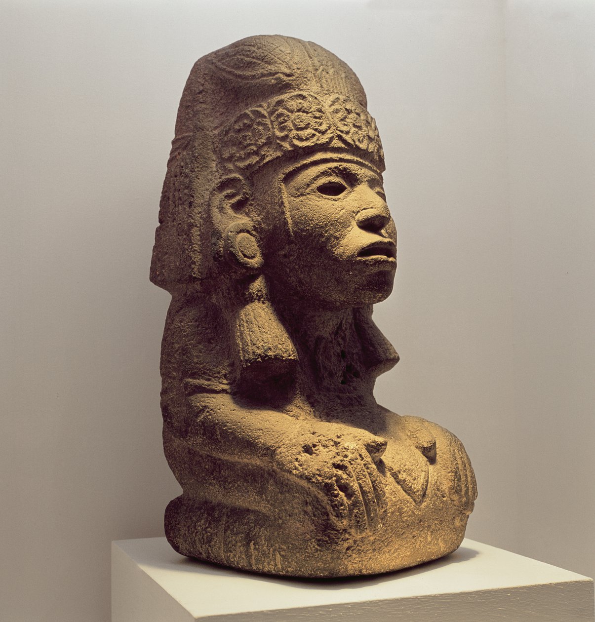 Diz çökmüş figür şeklinde tencere, 800-1200 by Mayan