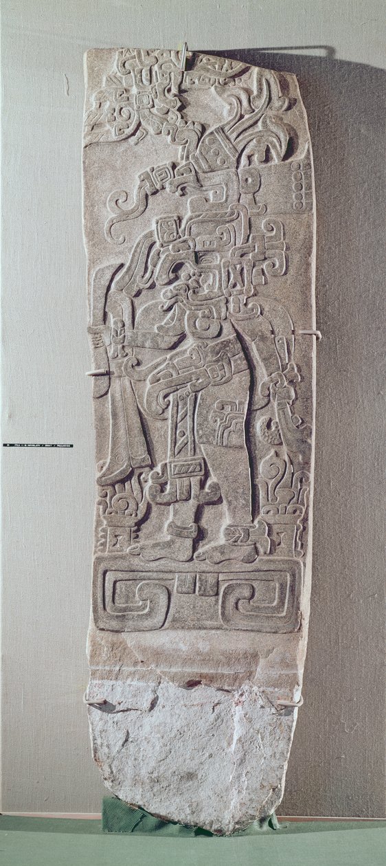 Stel II, bir platform üzerinde duran bir figürü betimleyen kabartmalı dikdörtgen, Klasik Öncesi dönem, yaklaşık MÖ 1000-MS 250 (granit) by Mayan