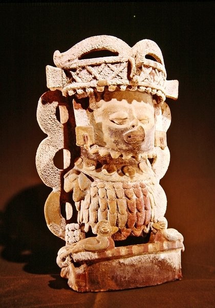 Baja Vera Paz Bölümü, Purulha yakınlarındaki bir mağarada bulunan, insan başlı mitolojik bir kuşu temsil eden tütsü, Post Classic Maya (çömlek) by Mayan