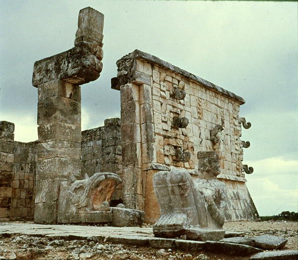 Savaşçılar Tapınağı, Tüylü Yılanlı Sütun by Mayan