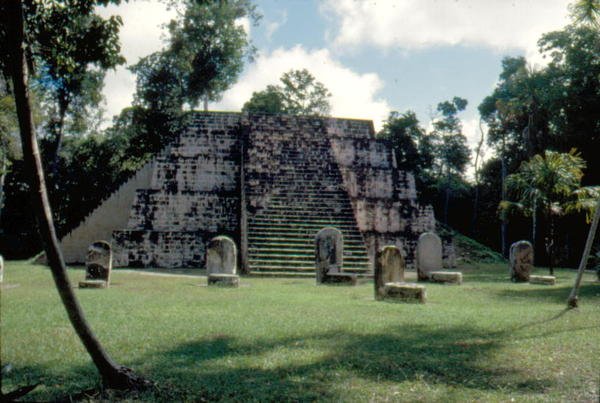 Ön avluda stel bulunan İkiz Piramit grubu by Mayan