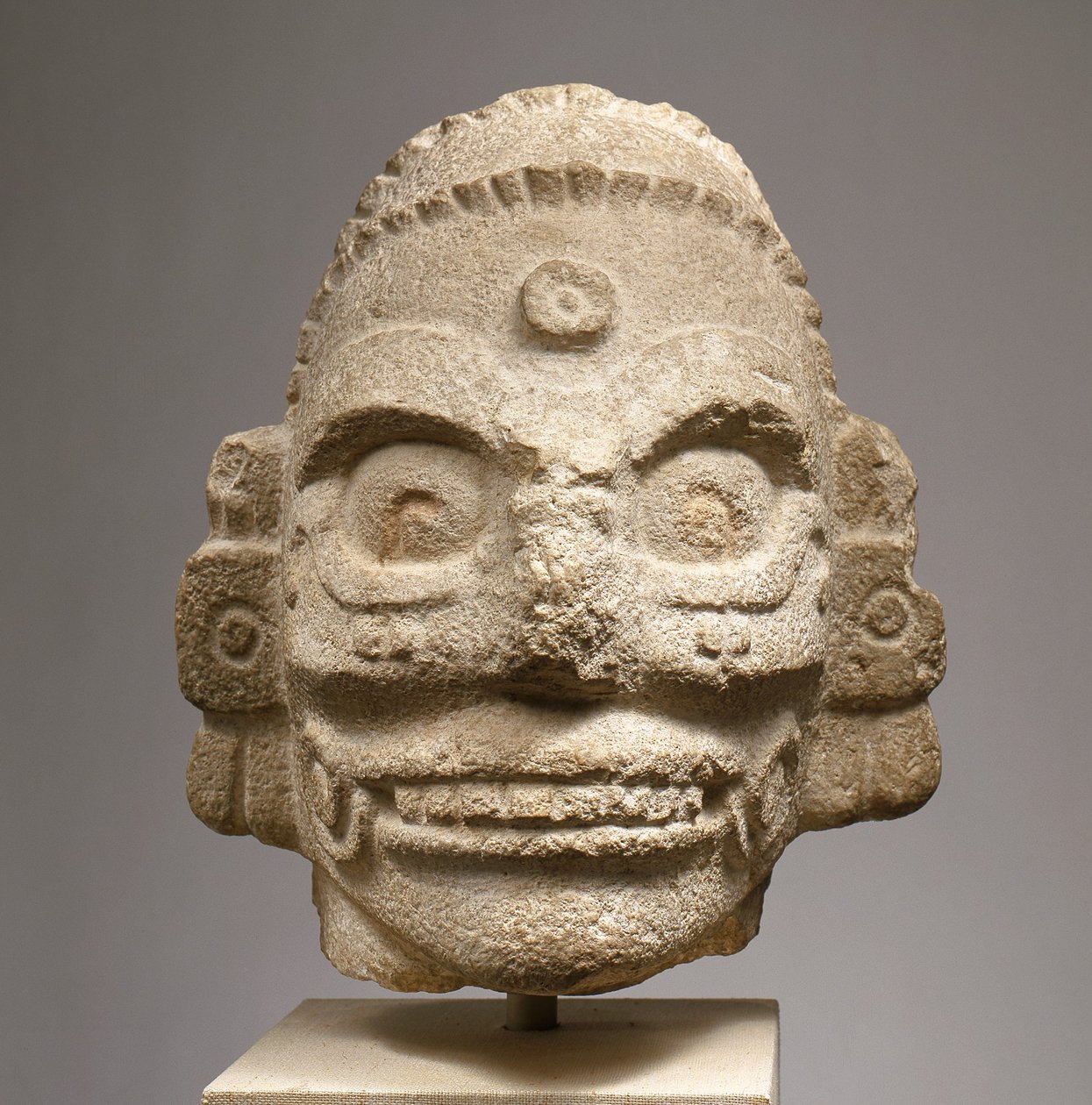 Bir Yağmur Tanrısının Başı, yaklaşık 1000 (fosil kireçtaşı) by Mayan